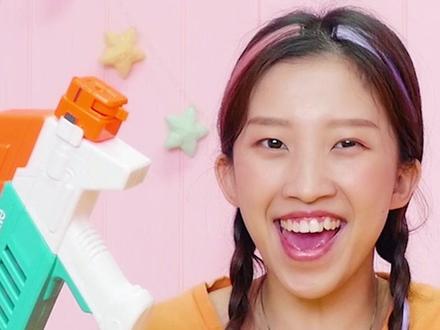 大牙画画变成了超级水枪,和小猪佩奇一起玩。#玩具 #儿童