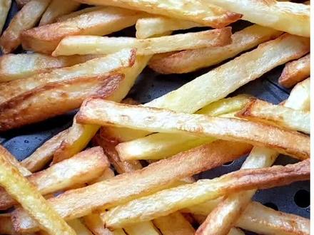 空气炸锅炸薯条怎么做好吃?试了好几次,终于找到最好吃的做法,俩土豆做一盘,孩子们说没吃够#空气炸锅食谱