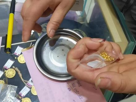 平时攒的金珠拿去店里换了个#老铺同款排钻戒指 教一下薅金搭子们怎么白嫖金店至多0.05克金子#金饰 #黄金 #攒金换首饰