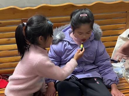 感谢一直支持与理解我们的朋友们!我是从2018年莹莹确诊是自闭症开始,就在这里记录生活,以前也没想过我能成为一名主播,我直播应该是从2023年开始比较频繁。2018年到2021年期间我带莹莹在钦州市租房上课。因为莹莹是重度自闭症,上课几年效果不大,听说zhen灸可能有效果,于是2021年尾我从钦州市退房回来,2022年我带莹莹在灵山县租房,带莹莹去做zhen灸。做了差不多一年没有效果,就退房回来老家了。然后2023年我带妹妹出去钦州市租房上学,莹莹就放在老家呆了有几个月没有上课,后面又接出去上课。然后我就开始坚持直播,以前我很少很少播。自从我直播后,评论区开始出现我拿莹莹做流量,利用特殊儿童。以前我没有直播的时候,基本上不会有这些话语。特殊儿童的宝妈因为带这种孩子无法上班,做自媒体很正常吧。普通正常的家庭也有很多人做呀!如果真的看不惯,可以绕道的,没有必要抓着特殊家庭不松手,过好自己的生活就好了。祝大家天天开心。#记录真实生活