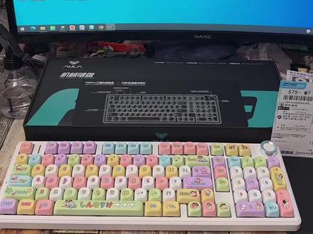 狼蛛三模F99pro客制化定制蜡笔小新麻将音 超大容量续航能力8000毫安电池,无线有线蓝牙三模机械键盘,五层消音棉,gs结构,全无冲突热插拔轴体,性价比超高,办公游戏效果拉满,超级解压给入情绪价值的键盘,闭上眼听声音都解压#机械键盘 #电竞键盘推荐