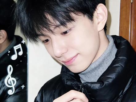 “第一眼心动的人 真的会念念不忘吗”#氛围感照片 #初恋 #少年感 #豆包ai #豆包出大片有两把刷子 豆包p图指令 男生氛围感照片 甜甜的感觉