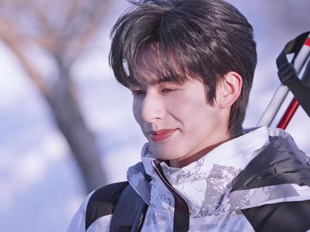 林屿森见到聂曦光家里人,母亲发现儿子跟聂曦光一家吃饭,林屿森介绍母亲和聂曦光家人认识,原来姜云认识林屿森妈妈#骄阳似我 #骄阳似我心有林曦甜晕了