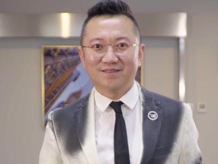 坐解立扣,穿西装的基本礼貌,你记住了吗?@抖音小助手 #斌斌有礼
