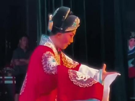 安万剧院新戏《双罗衫》,演唱袁红
《双罗衫》是一部秦腔传统戏曲,剧情围绕明代苏云一家的遭遇展开。苏云赴任途中遇害,其子徐继祖由水寇抚养长大,最终通过罗衫认亲,将凶手绳之以法,全家团圆,展现了善恶有报的主题。
苏云在为六部效力三年后,被任命为兰溪县正堂。他带着妻子郑氏和部分家财,乘船前往任所。然而,在途中的五坝涧,船底漏水,他们不得不更换船只。不幸的是,他们遇到了水寇徐能等人,徐能杀害了苏云和他的仆人,并抢走了财物。
郑氏在逃跑过程中产下一子,用罗衫裹身,置于路旁。徐能捡到这个孩子并抚养他,取名为徐继祖。十八年后,徐继祖长大成人,上京应试,途中遇到苏云的母亲,苏母觉得他很像苏云,便请他帮忙寻找儿子的下落,并送给他一件罗衫。
徐继祖考中状元后,成为经略。此时,郑氏前来告状,徐继祖惊讶地发现自己可能是苏云的儿子。经过调查,真相大白,徐继祖将徐能等强盗捉拿归案,苏云也被隐士救起,最终全家团圆。
这部戏曲以其精彩的剧情和鲜明的人物形象而闻名。#秦腔抖起来 #安万