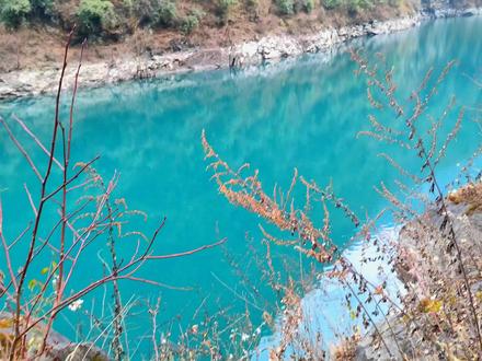 德阳的“小九寨沟”,篮家岩堰塞湖攻略来了。就在绵茂路桂花岩隧道旁边,徒步20多分钟直达。因为磁场的原因,尽量不要飞无人机,特别容易失控,湖里的无人机不低于十个。#德阳周边游 #绵茂路 #绵阳周边游 #成都周边游