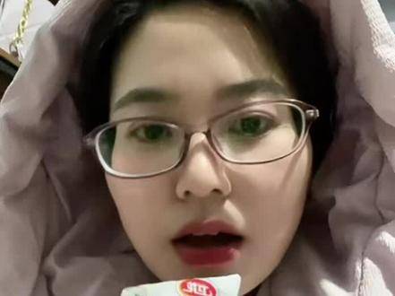 黄金暴跌要不要卖 黄金刚跌到991,很多人都慌了!考验耐心的时刻到了,姐妹们你们是抛还是等呢?#黄金暴跌原因 #创作者中心 #创作灵感 #黄金价格走势 #不卖就不算亏 @DOU+小助手 @DOU+上热门