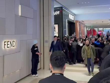 在沈阳万象城的某个角落,人群为他驻足,目光为他停留。✨陈哲远,用帅气点亮了整个空间。 #热门 #陈哲远 #万象城