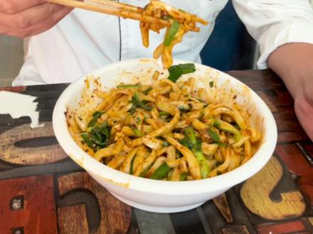 大家好,今天给大家做一碗,驴蹄子面做法,筋道爽滑,大家参考一下,感谢大家的支持,感谢抖音平台。#抖音美食 #每日美食分享 #面食 #太好吃了