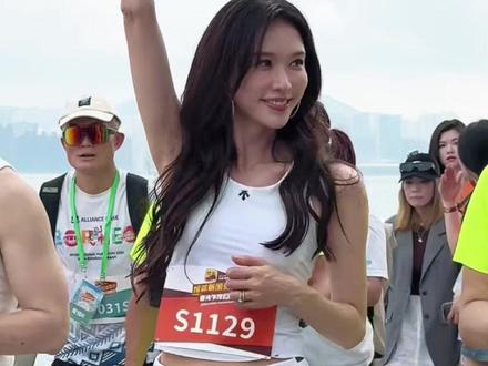 3月26日,第十八季搜狐新闻马拉松在香港开跑,被问想邀请哪位好友一起跑马拉松,林志玲想邀请蔡康永和小S:康永哥需要运动一下,希望小S出来跑一跑。#马拉松 #林志玲 #蔡康永 #运动 @抖音小助手