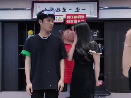 看到品牌方小姐姐认真带货的样子,看着看着就哭了 #疯狂小杨哥 #成年人的崩溃 #小杨哥走心篇