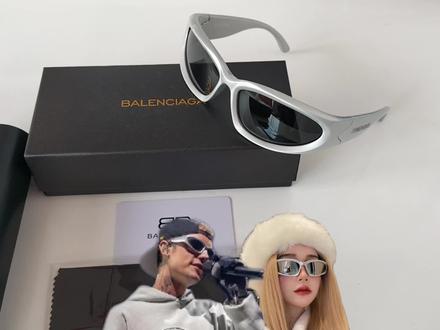 #justinbieber #巴黎世家 #墨镜 #贾斯汀比伯 #太阳镜 分享给时髦精们的墨镜,比伯世界巡演同款巴黎*世家墨镜,银色弧面很独特@DOU+上热门