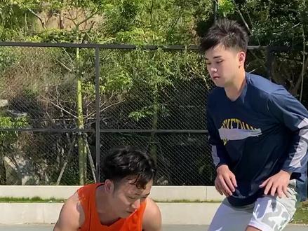 滚球也是运球的一种,这球不算二运#篮球规则 #dou是球评人 #NBA