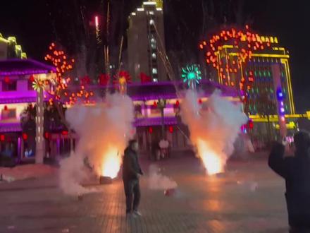 烟火起 ,照人间,举杯敬此年,烟花落 ,四季平,举杯贺新年 !㊗️我们新年胜旧年,马上好运,一顺百顺!#竹山桃花源 #竹山无人机表演 #除夕烟花 #七彩祥云 @一粒尘 @大俊子