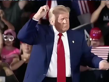 美军重兵压境!中东、俄乌、伊朗全线震动! #国际局势 #军事科普 #国际新闻 #热点新闻事件 #全球看点全球热点
美军重兵压境中东!战争竟只需总统一声令下?2026年2月25日最新国际局势,条条重磅,震撼来袭!
第一条重磅情报:
据美高官透露飞行数据显示,美军超 150 架军机、约三分之一海军舰艇集结中东,已在十多国完成部署,只待总统一声令下,随时行动!
第二条重磅情报:
俄乌冲突四周年,乌克兰联合 40 多国及欧盟,在联合国发表联合声明,要求俄罗斯立即停火、无条件撤军。英、法、日等多方参与,国际阵营再度分化!美国并没有参与这份联合声明!
第三条重磅情报:
美国中情局公开喊话,呼吁伊朗民众与其联系、提供信息,情报暗战已然打响!
大军压境、阵营对垒、暗战不断!
当今世界,没有硝烟的地方,早已暗流汹涌!
关注大建,带你看懂全球风云