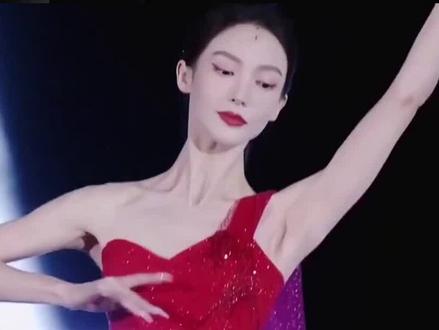 金晨跨年舞台封神:用极致热爱点燃正能量,打破刻板印象的舞台强者