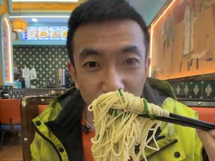 20块钱在北京能吃饱吗?我替你们尝尝。今天吃疆遇草原郎兰州牛肉面。面很劲道,肉串也好吃,还可以免费加面。还想让我吃谁家,评论区告诉我。#吃喝玩乐分享计划 #我比乌啦啦更懂烟火小店 #真实生活分享计划 #北京范儿