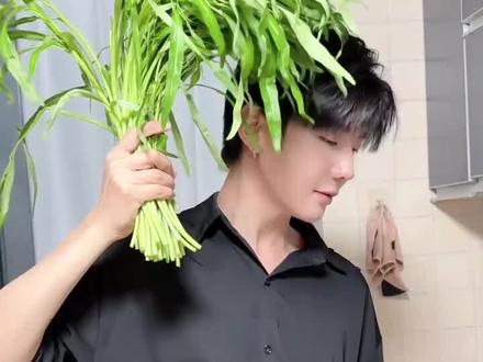 随手就可以做六菜一汤的普普,真的好贤惠,是游主任本尊#郝熠然