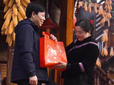 建行裕农通,给你多100分的陪伴;打开建行裕农通,缴费真轻松。