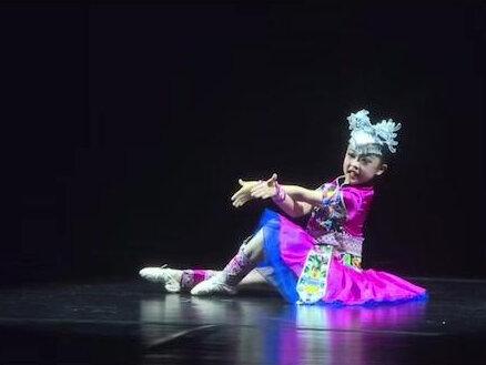 中国舞五级,少儿个人独舞《彝家妞妞》#舞蹈剧目 #舞蹈演出 #舞蹈比赛 #从教室到舞台 #少儿舞蹈培训 #独舞 #民间舞 #羽翼舞蹈 #民族舞蹈舞出民族特色 #少儿舞蹈 #舞台演出 #舞台表演 #民族舞 #爱舞蹈爱生活 #爱舞蹈的小仙女 #民族文化 #舞蹈生 @DOU+小助手