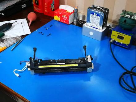 惠普126a一体机拆解定影器更换上膜下辊的步骤