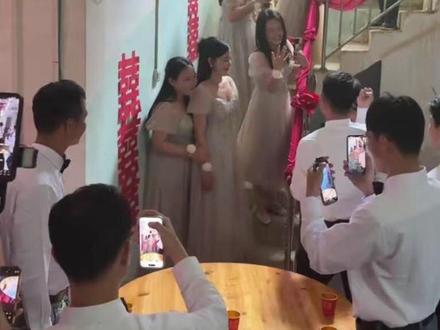 今日良辰,整装出发,我人生中第一次参加接亲团,
非常高兴,也非常荣幸,
历经层层考验,只为接新娘回家。
往后余生,风雨同舟,不离不弃,
愿以爱为名,祝新郎新娘岁岁年。
祝你们的爱情如同红酒一样,
越陈越香,越久越浓烈。#唐二叔#结婚 #祝新郎新娘百年好合 #地方特色美食 #婚礼文化