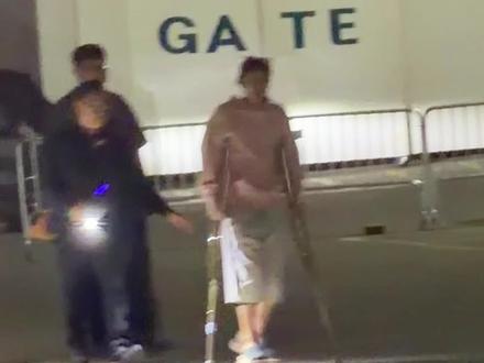 拄着拐杖还要坚持来回给粉丝打招呼的男孩怎么样 当然是世界上最好的男孩
#eric #孙英宰 #theboyz