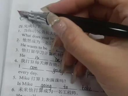 初中英语六选五题型解题方法归纳:
第一步:认真阅读文章的开头部分,以明确文章的基本话题;
第二步:快速阅读首尾段、每段的首尾句以及文章中带转折词的句子,以便掌握文章大意;
第三步:仔细阅读各个选项,并画出关键词;
查看问题位置
问题在段首
(1)段落主题句,认真阅读后文内容,查找同义词或者相关词。
(2)与后文是并列、转折、因果关系等,着重阅读后文第一二句,查找关键词,通常正确答案的最后一句与问题后的第一句在意思上是紧密衔接的。
(3)段落间的过渡句,承上启下。
问题在段尾(1) 问题前的一句或两句重点阅读,找关键词。
(2) 结论、概括性语句,查找关键词,如:therefore、as a result、in a word 等。
(3) 与前文是转折或对比关系,注意在选项中查找查找、对比的关键词,同时注意选项中所讲的内容是否与前文在同一主题上形成对立、对比关系
(4)所选答案是引出下一段的内容。如果在选项中找不出与前文之间的关联,可考虑与下一段开头是否有一定的衔接。认真阅读下一段开头几句,看是否与选项的最后一句紧密连接起来 。
(5) 如果第一段的段尾是空白,要认真阅读,看此处是细节还是主题。通常文章第一段要提出文章的主题,如果在段尾提出主题,会用一些信号词如转折词引出来,正确答案中应有这样的特征词。
第四步:阅读各个空的前后句,并画出关键词;
第五步:对比并匹配上述两类关键词,并按照先易后难的顺序选出答案。一旦确定一个选项,就要在该选项上做出标记,以免分散注意力;
第六步:将选项带入文章中重读,依据行文逻辑检查核对答案#家长必读 #英语 #初中生 #初中英语 #六选五解题技巧归纳