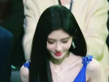 #失晴 鞠婧祎九年之约重回星光大赏,再现“开口跪”的演唱实力,内娱女爱豆舞台能力火爆全网,舞台动图迅速登上网络热搜#鞠婧祎 #星光大赏