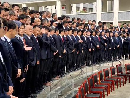 崇仁县第一中学教师全家福新鲜出炉了,快来看看你的老师在哪个位置。#记录校园时光 #崇仁一中拍全家福 #统一着装 #教师合影留念