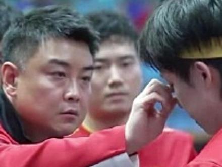 王皓后台失态!水瓶被攥变形,狠摔一刻抱哭王楚钦 #王楚钦 #王皓在后台高兴拥抱王楚钦 #香港总决赛