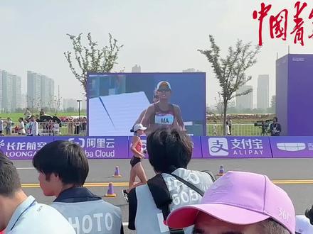 掉鞋!反超!再反超!9月29日上午进行的女子20公里竞走最后时刻上演名场面。比赛最后一圈,两名中国选手杨家玉、马振霞同处第一集团,处于领先位置的杨家玉在取水后突然掉鞋,低头整理时被对手反超,瞬间被拉出近10米距离,但她持续发力,在最后一个折返点前完成反超,不料在向终点冲刺时,马振霞又抢回位置,冠军归属扑朔迷离。冲线前最后5米,杨家玉竭尽全力,完成终极反超,最后以1秒优势夺下金牌,为中国女子竞走保持了在亚运会20公里项目上的不败纪录。而此前进行的男子比赛中,中国选手张俊、王朝朝也分获冠、亚军。田径首个比赛日,中国队4名选手在20公里竞走夺得两金两银,实现开门红。(中青报·中青网记者 梁璇 文及视频)