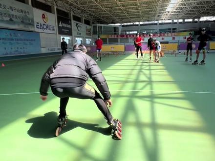 速度轮滑与短道速滑结合#速度轮滑 #短道速滑 #技术滑行
