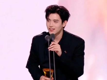 恭喜陈飞宇获得2025年星光大赏年度飞跃奖,视频里可以看到王影璐一直目光追随着飞宇啊🤗#陈飞宇 #献鱼 #司马焦 #星光大赏 #王影璐