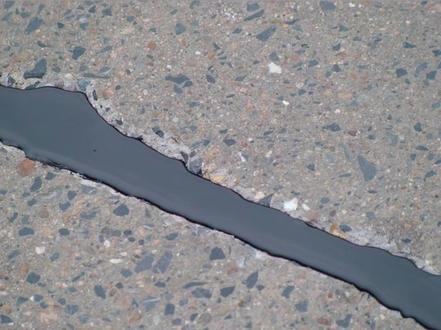 #道路灌缝胶 道路灌缝胶是一种特殊的胶黏剂,专门用于填充和修补道路裂缝。#道路密封胶 #道路灌缝机 #沥青摊铺施工 #公路养护