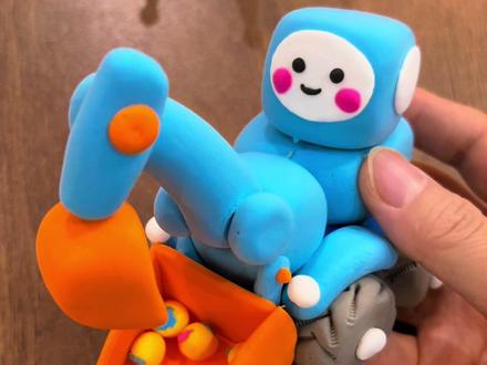 我是可以挖土还可以推土的多功能挖掘机,工程建设少不了我,盖房子、修大桥、修河道不在话下,看我酷酷的操控室还可以三百六十度旋转哟,小盆友最喜欢我啦#粘土教程 #手工 #粘土 #手工DIY #粘土手工