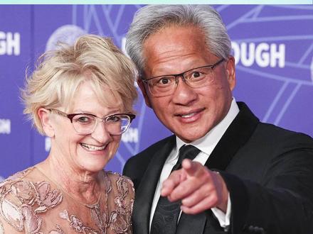 从穷小子到功成名就,黄仁勋始终对妻子专一如初