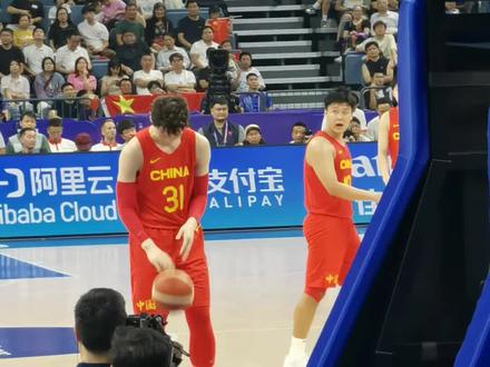 中国VS中国台北,今日气氛最佳王哲林!只要王哲林一拿球全场都喊mvp!我是喊加油那个!#中国男篮亚运会 #杭州亚运会篮球比赛 #王哲林 #赵睿 #比赛现场