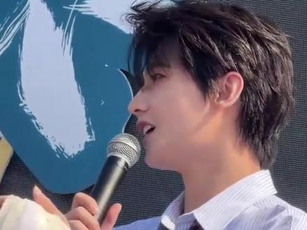 羊毛们担心他的手 而他也同时担心羊毛们会因为天气温差大而感冒 会让羊毛们回去泡姜茶 也会觉得羊毛们在去见他的路上辛苦 杨洋跟我们不管什么时候都是双向奔赴的 明明是你受委屈了 还来安慰我们 真诚的人值得我们偏爱#杨洋 #追星