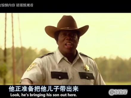 《德州电锯杀人狂3D》第1集;类型:惊悚、恐怖、血腥。电影解说:
《德州电锯杀人狂3D》是1974年原版的直接续集,故事承接了那场震惊小镇的电锯屠杀事件。
德州纽特镇,警长原本试图与索耶家族谈判,要求交出杀人狂杰布,也就是皮脸,以此保全索耶族人。可由伯特带领的民团失去耐心,直接纵火焚烧索耶老宅,将家族成员尽数屠戮。
混乱之中,杰布躲在密室侥幸存活,一名镇民则杀死索耶家的妇人,抱走了襁褓中的女婴,将她取名希瑟,当作自己的养女抚养长大。
多年后,希瑟成年,突然收到一封来自德州的信件,得知素未谋面的祖母离世,并为她留下了一笔巨额遗产。希瑟这才发现自己是养女,她不顾养父母的反对,与男友瑞恩、好友妮基、肯尼以及一名搭车人戴瑞尔,一同前往德州纽特镇继承老宅。律师将钥匙与祖母的信件转交给她,希瑟沉浸在拥有老宅的喜悦里,完全没有察觉危险正在靠近。
贪图财物的戴瑞尔趁众人外出时偷偷潜入老宅,意外放出了被囚禁在地下室的杰布,当场被皮脸用电锯残忍杀害。希瑟等人返回后,对这一切浑然不知,朋友们接连遭遇毒手,皮脸的电锯在老宅内疯狂挥舞,血腥的屠杀接连上演。
希瑟在逃亡过程中,通过祖母的信件得知了全部真相:她是索耶家族唯一的血脉,皮脸是她的血亲,而当年小镇民团的暴行,才是这场悲剧的真正根源。
当年纵火的伯特如今已是镇长,他得知希瑟的身份后,立刻带人围堵老宅,想要斩草除根。面对小镇暴徒的追杀,希瑟在绝境中选择与皮脸联手,拿起家族的电锯展开复仇,将当年参与屠杀的民团成员一一清算。
最终,希瑟守住了老宅,接受了自己的索耶血脉,与皮脸一同留在这座充满血腥与秘密的德州老宅中,全新的恐怖传说就此延续。影片以3D形式呈现,电锯劈砍的血腥场面极具视觉冲击力,在经典恐怖IP的基础上,融入了家族复仇与身份认同的主题,让这场德州电锯噩梦再度升级。
#恐怖惊悚 #高分电影 #上热门 #电影解说 #好看电影推荐