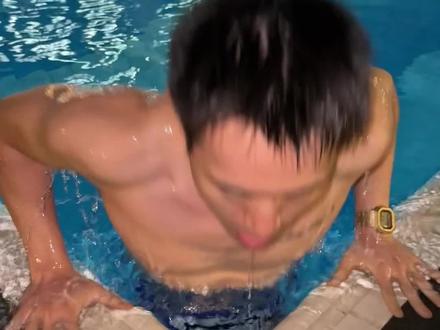 有人问我,最喜欢哪个运动的身材?曾经我的答案是800米运动员,后面变成了CF,最后变成了游泳!游泳中的战斗机当属蛙泳,最容易入门,但是练好却不容易。蛙泳对腿部肌肉要求高,能够促藁Gao,促进全身肌肉纤维合成,波蛙需要核心力量的挺立,抱水需要胸大肌和肱二头肌的爆发。三年前我学习的蛙泳,逐步达标中考标准,四级、三级、二级运动员,一级能否到已经不重要,但是对身材的改变是我非常惊讶的。祝大家都能拥有更好的身体!