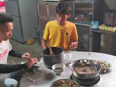 粉丝从环江县城来我家做客,没有什么好招待的,做了两个菜
