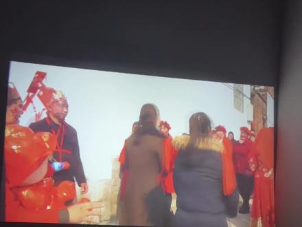 回顾了一下自己结婚时候的视频,第一次的失望和不满大概就是从结婚当天开始的吧,在结婚的前一天晚上,态度很明确的表明了进家门不会磕那个头的(磕头的寓意不友好),因为这个我们有了分歧,当时我的性格很任性,我说那这个婚就不要结了,就把他所有的联系方式拉黑了,没一会他气喘吁吁的来我家了,我记得当时他是哭了,妈妈以为我们吵架了,进来也说了很多话,妈妈也哭了,诉说着我的不容易她的愧疚,让他善待我让着我别和我一般见识,这些话他应该那几天听了很多遍。后来我们达成一致,进家门不磕头。第二天,因为离进门时间还长,就让娘家人先进去吃饭了。当时缠着我的是他家的两位亲戚,当时不知道称呼什么,我只记得他们缠着我走的很快,我穿的高跟鞋,我以为他会护着我不磕那个头,两位长辈把我推在了地上,我懵逼了,还没反应过来我又被拽起来了,摔的腿很疼,进屋里我就哭了,都来问我怎么了,不想太尴尬所以只是说摔疼了膝盖,回头看他和我一起进了家门自己已经站在一旁开始吹牛逼了,没有嘘寒问暖,更没有护着。再不在意细节的人,我觉得谁心里都会不舒服的。是我对他抱有太大的希望了。比起刚结婚那两年的心态和性格,这几年已经被生活摧残的很平和了,他不说的我也不想主动问,不会用孩子去牵绊他,不会讨好他,晚上到多晚从来不催不问,他说我清高从来不主动找他,从来不和他一起出去玩。其实我也不知道为什么。爸妈每次都是向着他的,从不说一句他的不好,都是在吵我,结婚前,父母说,孝顺公婆,勤劳干净点,让别人待见你,我的性格我从不憋着,你不惹我我也很尊重你。一岁一个心态,希望时光善待所有的女性。#睡不着的时候我不数羊也不数星星,我数人生里做过的错误决定。