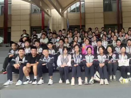 宁波七中越来越好🌹
我们的骄儿—世界冠军陈妤颉回来了
火炬🔥传递🏆🏆🏆#记录校园生活 #活力校园 #以梦为马不负韶华 #学校校运会 #学生时代