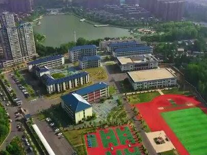 滨海县京师实验学校2025年初招生咨询开始啦!
🌟 名校联办·盐城优选
滨海县京师实验学校(原明升初中)是明升教育集团与盐城市京师实验学校(原北师大盐城附属学校)联合办学的一所民办学校,由盐城市京师实验学校派遣管理团队负责学校管理。
🎯 招生对象
① 2025级初一新生(六年级在读)
② 七、八年级插班生
✅ 核心亮点
▷ 小班精英:40人左右/班
▷ 资源共享:滨海京师与盐城京师共享教育教学资源,统一师资培训
▷ 智慧校园:希沃一体机+双空调教室+直饮水系统
▷ 优质住宿:卫浴+空调+免费洗衣服务
📌 ▸ 专属咨询:崔老师 187-6166-0829(微信同号)
📍 校址:滨海县G204国道500号(原明升中学)