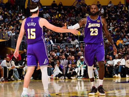 湖人在主场惨败给马刺,三大核心共同发力,都进不了四强,詹姆斯拼尽所有,上演史诗级别的隔扣,输球最大的原因还是首发的阵容防守 #湖人 #詹姆斯 #东契奇 #马刺 #dou来nba