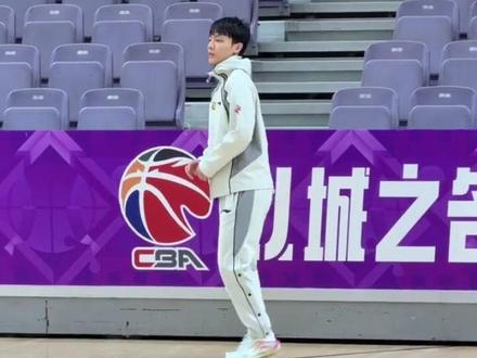 徐杰和奎因也参加了训练,进行有限的恢复性训练。 #徐杰 #北控vs广东男篮 #广东宏远 #广东东阳光男篮 #奎因