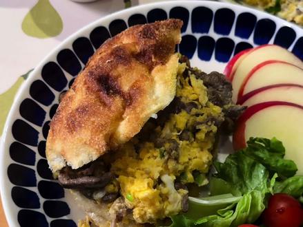 期中考试落下了帷幕,高一出分了。高二还没出。大宝这次物理进步不少,但化学不太好。用大宝的话就是拆东墙补西墙。还不知道整体排位怎么样,但都不重要了。也带她认真的去反思了一下各科花费的时间和自己用心的程度。确实在哪里下功夫就在哪里出成绩。很多高一妈妈也有一样困惑,为啥每次考试都有个别科目失误,每次考试都会出现一科滑铁卢。我也是从高一走过来,给大家的建议就是不用太在意,继续按部就班走。只要数学和物理不掉队,都不要太慌张。必须把数学物理跟住,语文英语打好基础。这些不赋分的科目必须不能懈怠。不能因为一次化学不好,生物不好。就把大量时间分配给这俩学科。还是主抓物理数学。赋分科目在最后的一年半,甚至生物在最后一年半年都还有机会。所以你主要看看这几个不赋分的科目整体排位。当然我说的更多针对于普娃,永志的孩子除外。
家长们可能也很生气,课没少补,心没少操。为啥想进步这么慢。还是借用孩子那句话:在实验你努力学未必进步,但你稍微懈怠一定还会退步。不要拿一城一池来计较得失。一定稳住心态,做好打持久战的心理。踏踏实实带孩子把漏洞补上,尤其个别科目已经偏离航道了,必须早做干预。很多家长和孩子抱着侥幸的心理,觉得再过半学期会不会好。咱孩子不是自学成才那块料,就早点助他一臂之力。我高一就走了这条弯路。高一期末物理三十五分。现在七八十分。这个过程我走了一年。但因为干预晚了,孩子未来也是有上限的。因为缺掉的不会的部分。你的孩子刚会一遍,而那些早学会的孩子已经会了两到三遍。在应对各种变化的时候更加自如。所以那些说什么高一不用着急的,如果你是普娃,我希望你不要在信这样的gui话,基础不打牢怎么拔高,都指望一轮再上去,你有一科漏洞还好,如果孩子超过两科都有漏洞。一轮复习会特别吃力。所以高一的妈妈们,咱不需要必须名列前茅。但数学物理英语语文这些学科必须努力争取到平均分。这四科到了平均分,你才会在最后一年拔地而起,咱说你那时候消费也有个好收成。不然即便你使出洪荒之力,孩子未必有那个精力去全盘吸收。
这也是早上突然感慨,再来一次我肯定高一就抓住孩子这四科,而不是坐以待毙。尤其这批中考过后的孩子,不要沉浸在喜悦里,三校入场券有了,较量才真正开始,初升高衔接必须做好,避免高一月考让孩子失去自信。争取赢在起跑线。下午实验有开放日,祝大家玩得愉快。#陪读妈妈 #期中考试#早餐日常#高中生 #高中怎么学