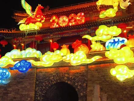 过年的氛围感还得看我们大海州! 海州古城的鼓楼🏮古建筑披上彩灯直接美哭!🐎飞马踏云灯组谁看了不哇塞?#连云港旅游攻略 #春节去哪玩#海州古城#夜景很美 #古建筑之美