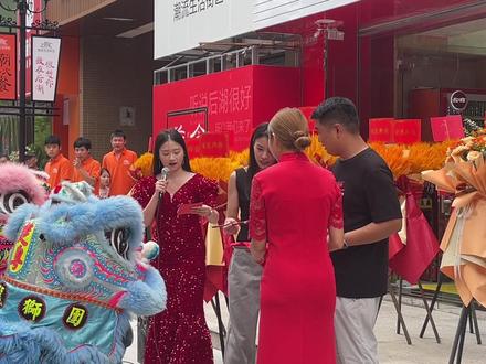 开业怎么少的了狮子点睛呢~ 开业仪式开始
1.舞狮开场表演暖场
2.主持人登场,致辞,介绍主题。介绍开业庆典的活动
3.狮子点睛仪式,请嘉宾为狮子点睛,嘉宾准备🧧
4.狮子采青仪式,请嘉宾接生菜(一般1-2位)
5.狮子吐副,请嘉宾接福(可以提前问好狮子吐福上面的吉祥话,在狮子吐福时一并说出)
6.剪彩仪式开始,请剪彩嘉宾(提前对接好工作人员递上金剪)
7.主持人倒数,321 剪彩嘉宾一起剪彩,放礼花
(剪彩仪式礼成,安排剪彩嘉宾合影。)
8.主持人致辞:介绍开业庆典的活动
9.礼成
这边给大家推荐一个狮子点睛时可以说的吉祥话
一点左眼:一帆风顺,吉祥如意~
二点右眼:平安喜乐,幸福安康~
三点额头:名扬四海,财源广进~
四点狮嘴:四方进宝,八方来财~
#新店开业大吉 #开业主持 #商演 #商演主持人培训 #开业大吉财源滚滚